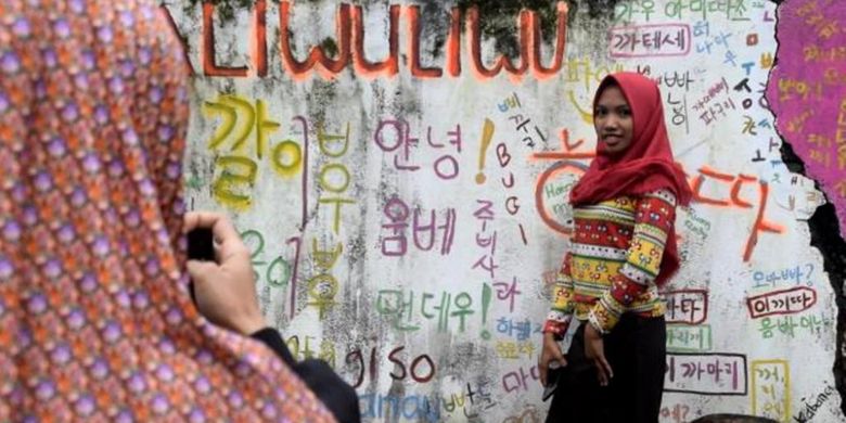 Tulisan hangeul korea yang ditulis pada dinding rumah warga, menjadi daya tarik tersendiri bagi siapa saja yang datang berkunjung ke Kampung Korea yang berada di Kampung Bugi, Kecamatan Sorawolio, Kota Baubau, Sulawesi Tenggara, Senin (28/1/2019).