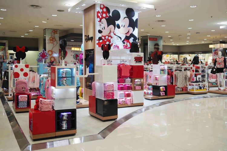 Area retail yang khusus memajang produk-produk Disney di gerai Matahari.
