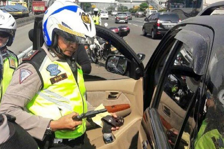 Teza Irawan (24) nekat mengeluarkan senjata api jenis revolver dari balik jendela mobil merek Toyota Fortuner miliknya pada Kamis (29/3/2018).