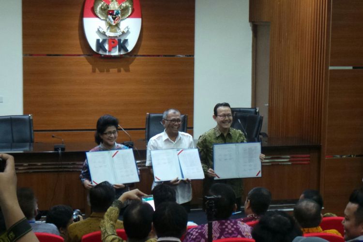 Menteri Kesehatan RI Nila Moeloek, Ketua KPK Agus Rahardjo dan Direktur Utama BPJS Fachmi Idris, di gedung KPK, Kuningan, Jakarta, Rabu (19/7/2017). 