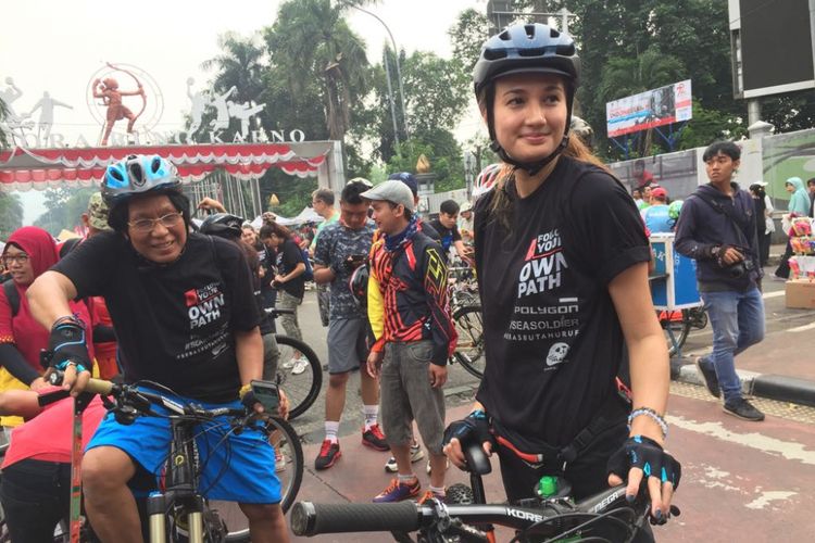 Nadine Chandrawinata mengikuti kampanya gerakan #BebasButaHuruf di kawasan Sudirman, Jakarta Pusat, Minggu (13/8/2017). Kampanye iitu diinisiasikan oleh Komunitas Taman Bacaan Pelangi dan Sea Soldier.