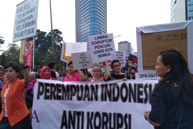 Aksi dukungan untuk KPK oleh Perempuan Indonesia Anti-korupsi di area car free day, Minggu (24/9/2017). 