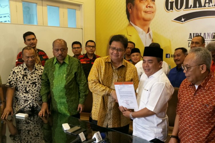 Airlangga Hartarto dan Ade Komarudin dalam deklarasi dukungan SOKSI kepada Airlangga sebagai Ketum Golkar di Munaslub