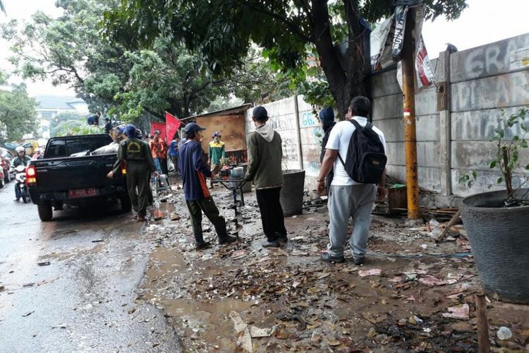 Pot bunga disusun di sepanjang Jalan Boulevard Grand Depok City untuk mencegah adanya bangunan liar dan aktivitas pedagang kaki lima (PKL), Senin (19/2/2018).