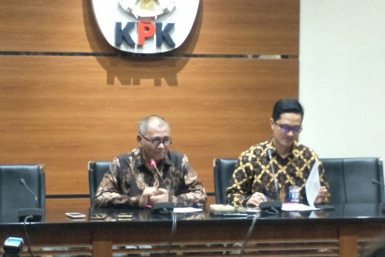 Ketua KPK Agus Rahardjo dan juru bicara KPK Febri Diansyah saat memberikan keterangan pers penetapan Irvanto Hendra Pambudi Cahyo dan Made Oka Masagung sebagai tersangka kasus korupsi pengadaan e-KTP, di Gedung KPK, Kuningan, Jakarta Selatan, Rabu (28/2/2018).