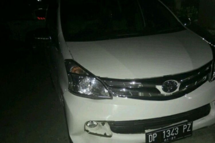 Minibus yang menabrak korban yang jatuh saat berusaha menghindari jalan berlubang di Kabupaten Wajo, Sulawesi Selatan, diamankan polisi. Senin (12/3/2018).