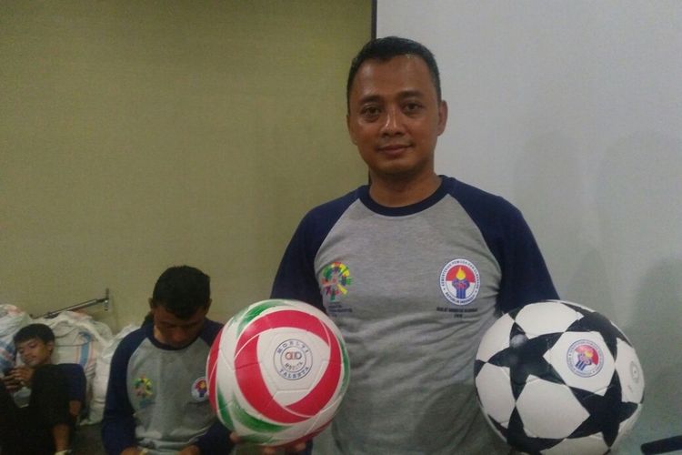 Timbul, pimpinan Pengrajin Bola Mandiri Purworejo, menunjukkan produk bola yang dihasilkan kelompok usahanya.