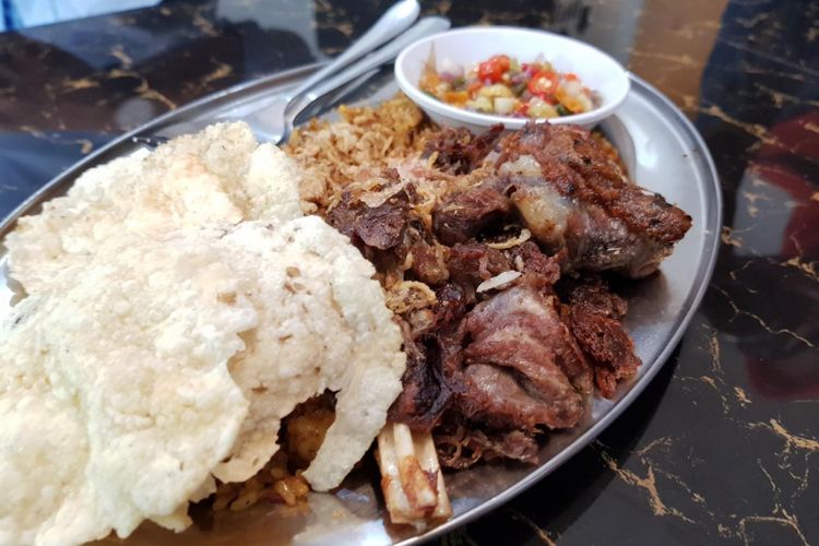 Masakan olahan daging kambing, Nasi Goreng Gulai Dabba dari restoran Abu Lahap, Jakarta.