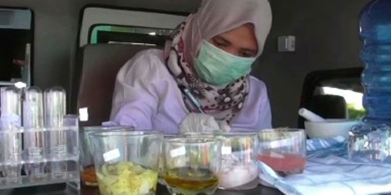 Petugas BPOM Sulawesi Barat menguji sampel makanan takjil yang diperkirakan mengandung pewarna makanan di sekitar pertokoan Majene, Kamis (10/5/2019) sore. 