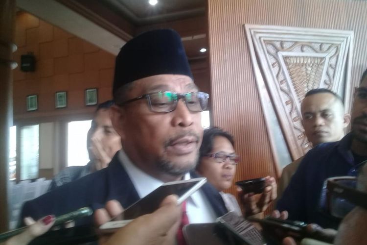 Gubernur Maluku, Murad Ismail saat diwawancarai wartawan di Kantor Gubernur Maluku, Selasa (23/7/2019)