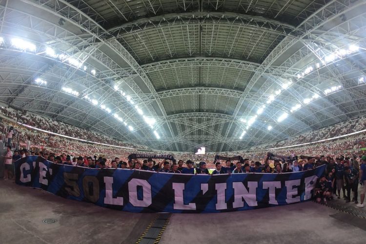 Para fans Inter Milan asal Indonesia berkumpul di pinggir lapangan Stadion Nasional Singapura pada laga International Champions Cup 2019 kontra Manchester United, Sabtu (20/7/2019).