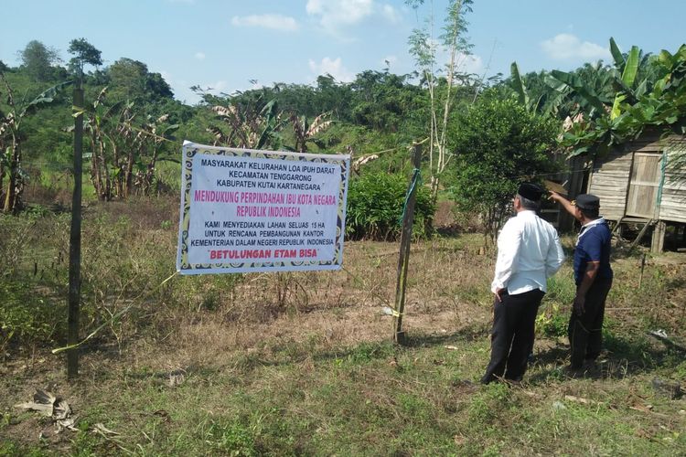 Warga RT 05 Kelurahan Loa Ipuh Darat memasang plang bertuliskan mendukung pemindahan ibu kota negara. Mereka menyiapkan lahan seluas 15 hektare disiapkan warga buat bangun Kantor Kemendagri, Jumat (30/8/2019) sore.