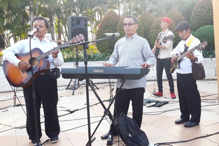 Grup musik Deras Plus tampil di trotoar sekitar Grand Indonesia, Jakarta Pusat, Jumat (12/4/2019)