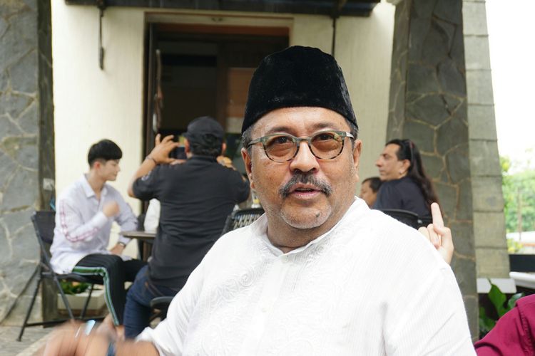 Sineas Rano Karno di kediamannya di kawasan Lebak Bulus, Jakarta Selatan, Kamis (6/6/2019).