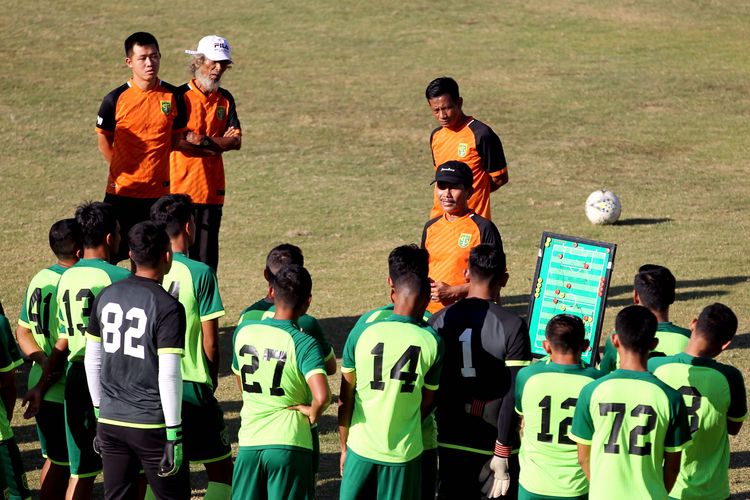 Djadjang Nurdjaman memimpin latihan Persebaya Surabaya.