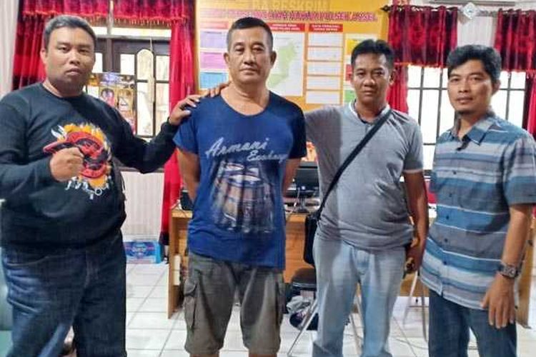 Imam Kunarso (tengah baju biru), pelaku pembunuhan istrinya sendiri saat ditangkap dan dibawa ke Polres Ketapang, Kalimantan Barat.