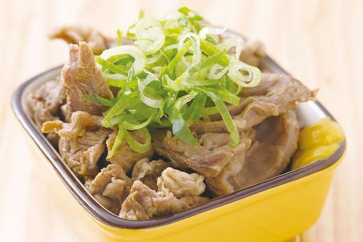 Gyusuji Nikomi seharga 324 yen terdiri dari potongan daging mentah yang direbus dalam sake dan kecap.