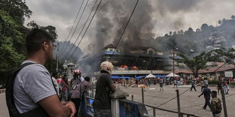 Pembakaran pasar Thumburuni di Fakfak, Papua Barat, sesudah unjuk rasa berubah menjadi kerusuhan yang meluas. 