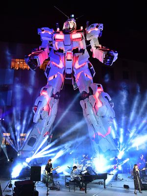 Replika RX-0 Unicorn Gundam dari anime Mobile Suit Gundam UC diperkenalkan pada media di Tokyo, Sabtu (23/9/2017). Pertunjukan replika setinggi 19,7 meter itu akan dibuka untuk umum pada 24 September 2017 di Mal DiverCity Tokyo.
