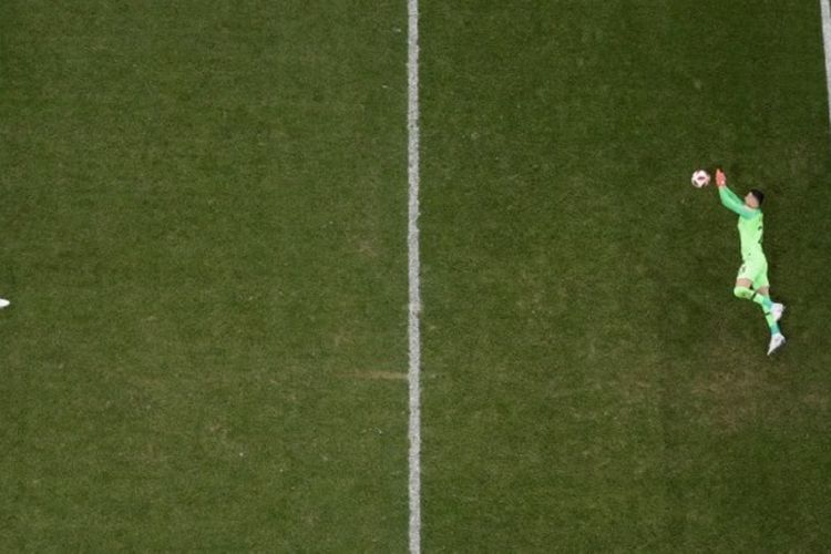 Kiper Kroasia, Danijel Subasic, menahan tendangan penalti gelandang Denmark, Christian Eriksen, pada laga 16 besar Piala Dunia 2018 di Nizhny Novgorod, 1 Juli 2018. 