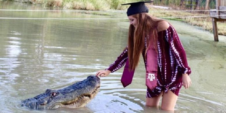 Makenzie Noland, mahasiswi Jurusan Perikanan dan Alam Liar di Texas, Amerika Serikat, merayakan wisuda dengan foto bersama seekor aligator mengenakan stola dan topi wisuda di tempatnya magang.