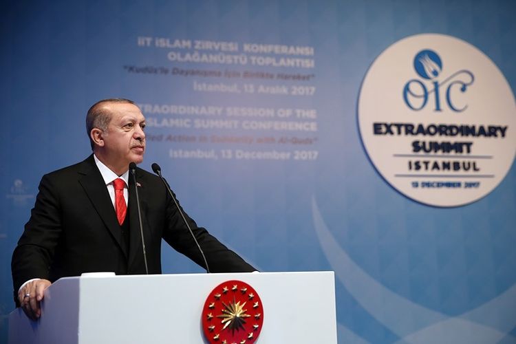 Presiden Turki Recep Tayyip Erdogan saat membuka KTT darurat OKI di Istanbul, Rabu (13/12/2017), untuk membahas langkah AS mengakui Yerusalem sebagai ibu kota Israel.