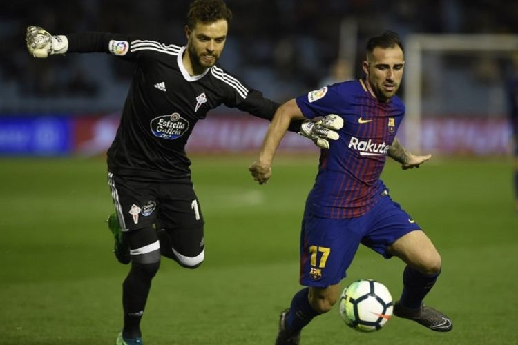 Kiper Celta Vigo, Sergio Alvarez, mencoba menahan laju penyerang Barcelona, Paco Alcacer, pada pertandingan La Liga Spanyol di Balaidos, Selasa (17/4/2018). 