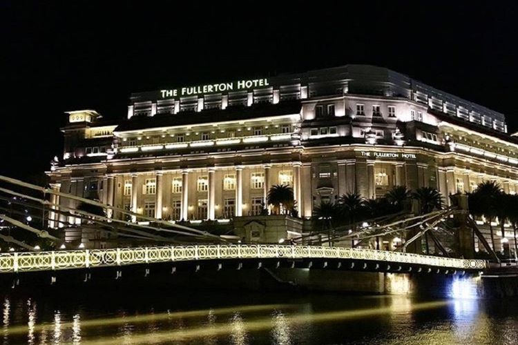 Hotel Fullerton Singapura terlihat dari Jembatan Cavenagh  