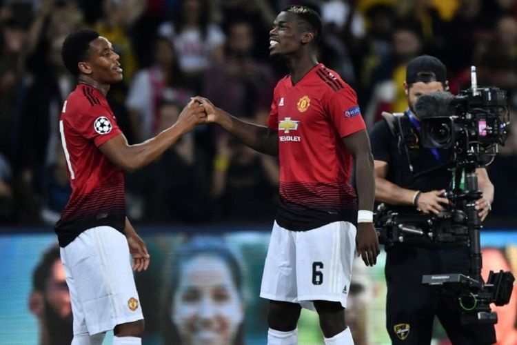 Anthony Martial dan Paul Pogba merayakan gol Manchester United ke gawang Young Boys pada pertandingan Liga Champions di Bern, 19 September 2018. 