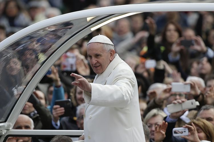 Paus Francis melambaikan tangan ketika dia tiba untuk memimpin audiensi umum mingguannya di Lapangan Santo Petrus di Vatikan, 10 Februari 2016. (REUTERS/Max Rossi)
