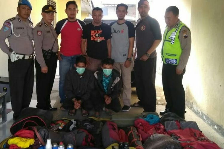 Dua orang terduga pencuri barang milik pendaki Gunung Slamet ditangkap di Purbalingga, Jawa Tengah, Minggu (16/6/2019).