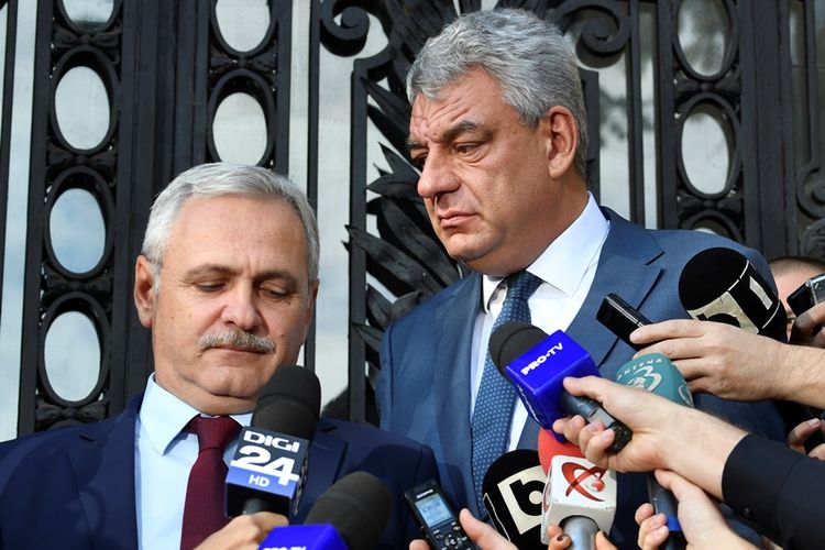 Mantan Perdana Menteri Romania Mihai Tudose (kanan) ketika bersama Ketua Partai Sosial Demokrat (PSD) Liviu Dragnea (kiri) Oktober 2017. Tudose memilih mundur setelah PSD memilih menarik dukungan terhadapnya (15/1/2018).