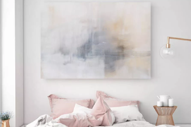 Karya seni abstrak yang menenangkan bisa diaplikasikan di kamar tidur Anda.