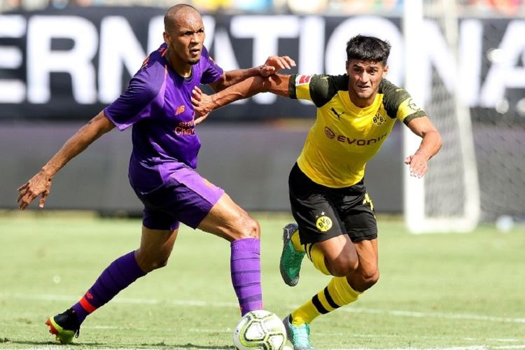 Fabinho dan Mahmoud Dahoud berebut bola saat Liverpool berhadapan dengan Borussia Dortmund pada laga ICC 2018 di Charlotte, 22 Juli 2018. 