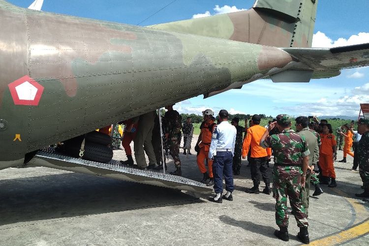 Tim SAR Gabungan sedang memasuki pesawat CN235 yang akan membawa mereka ke Bandara Oksibil, Kabupaten Pegunungan Bintang, Papua, untuk membantu pencarian Helikopter MI-17 yang hilang kontak beberapa waktu yang lalu, Minggu (30/6/2019)
