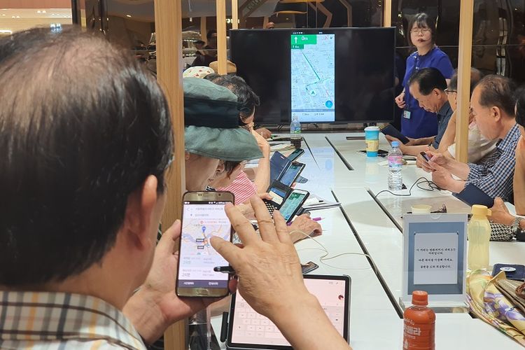 Beberapa manula di Korea Selatan mengikuti kelas belajar samrtphone yang diadakan di Samsung Dlight