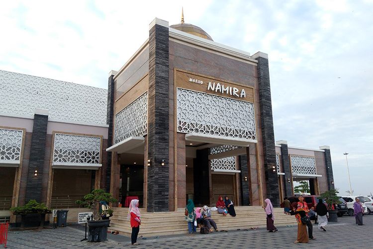 Masjid Namira di Desa Jotosanur, Kecamatan Tikung, Lamongan, Jawa Timur, tampak depan.
