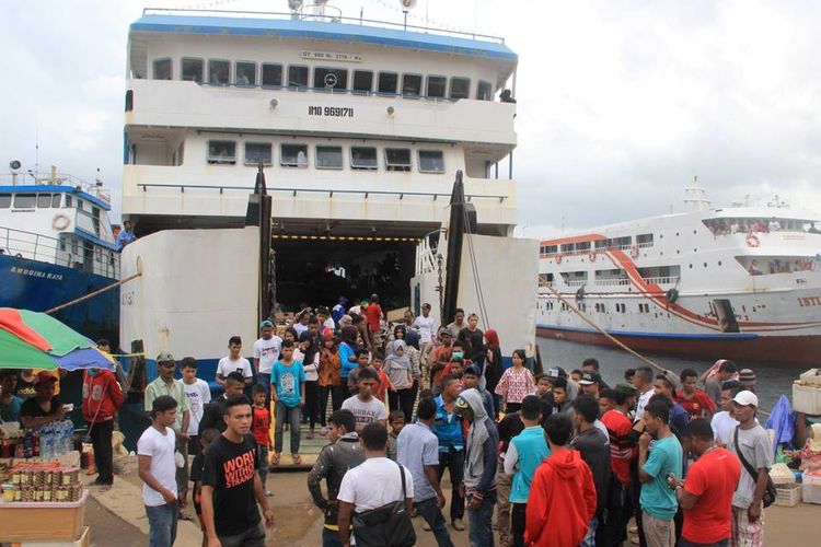 Sekitar 400 pemudik dengan tujuan sejumlah daerah di Kabupaten Buru Selatan, Maluku, tertahan di Pelabuhan Slamet Riyadi, Ambon, sejak Jumat (1/7/2016)