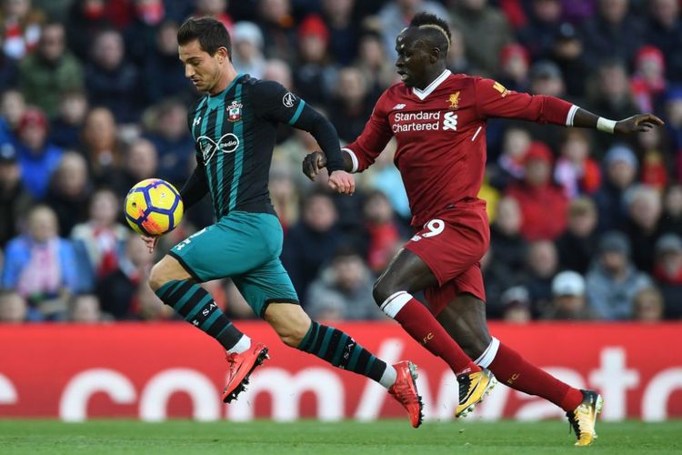 Sadio Mane mencoba merebut bola dari penguasaan Cedric Soares saat Liverpool menjamu Southampton pada laga Premier League di Anfield, Sabtu (18/11/2017).