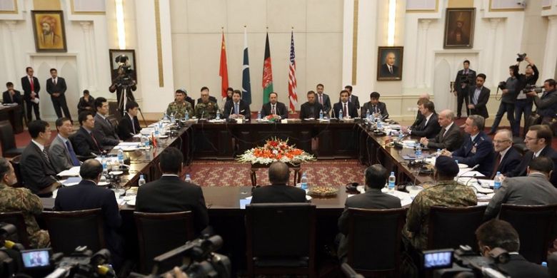 Delegasi dari Afganistan, Pakistan, AS and China membahas upaya menghentikan perang dengan Taliban di Istana Presiden di Kabul, Afganistan, Senin, 18 Januari 2016. (Foto: Dok.)