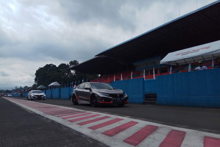 Anggota Komunitas Honda Civic type R atau yang disapa R Club, tengah menjajal Sirkuit Internasional Sentul, Bogor Jawa Barat, untuk pertama kali. Kegiatan dilakukan di sela-sela gelaran kejuaraan Indonesia Sentul Series of Motorsport (ISSOM), Minggu (26/11/2017).