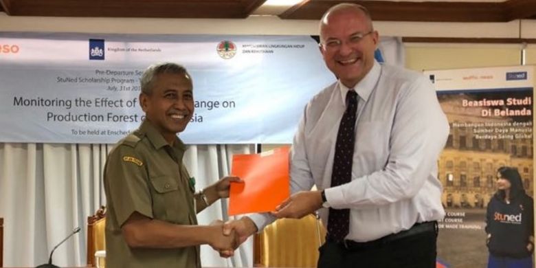 Direktur Nuffic Neso Indonesia, Peter van Tuijl, menyerahkan beasiswa StuNed kepada Direktur Jenderal PHPL, Hilman Nugroho, di Jakarta, Selasa (31/7/2018).

