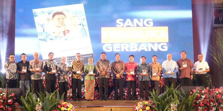 Gubernur Olly Dondokambey meluncurkan buku berjudul Sang Pembuka Gerbang tepat di hari ulang tahunnya ke-57 yang jatuh pada hari Minggu (18/11/2018).