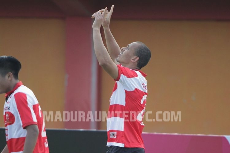 Ekspresi striker Madura United, Peter Odemwingie, saat membobol gawang Mitra Kukar, Jumat (28/4/2017). 
