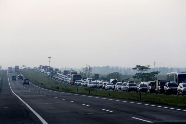 Kepadatan arus balik kendaraan mudik lebaran terlihat di Tol Cipularang-Palimanan menuju Jakarta, Jumat (30/6/2017). Kepadatan volume kendaraan terlihat di ruas jalan tol km 86 hingga km 138. 