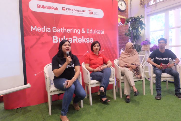 Business Development Manager Bukalapak Gahayu Handari mengajak para pelapak muda menabung Reksadana, di Semarang, Sabtu (19/8/2017)