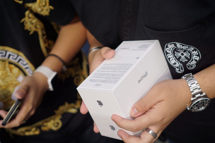 Dua iPhone X dalam kemasan yang dibeli oleh Supakorn Rieksiri