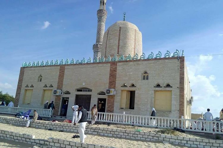 Pemandangan Masjid Rawda, sekitar 40 kilometer sebelah barat kota El-Arish, Sinai Utara, setelah serangan bersenjata dan bom pada Jumat (24/11/2017). Bom meledak di masjid sebelum beberapa orang mengeluarkan tembakan ke arah jemaah yang sedang berkumpul untuk melaksanakan shalat Jumat.