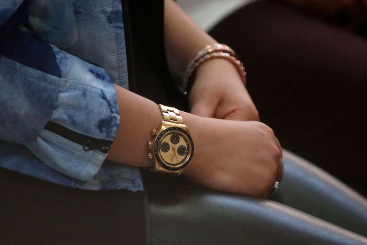 Penyanyi Syahrini menggunakan jam tangan Rolex Oyster Cosmograph Paul NewMan 6263 seharga Rp. 20 miliar saat menjadi saksi dalam sidang kasus dugaan penipuan dan penggelapan oleh agen perjalanan umrah First Travel di Pengadilan Negeri Depok, Senin (2/4/2018). Sidang ini menghadirkan terdakwa yaitu Direktur Utama First Travel Andika Surachman, Direktur First Travel Anniesa Hasibuan, dan Direktur Keuangan First Travel Siti Nuraidah Hasibuan.