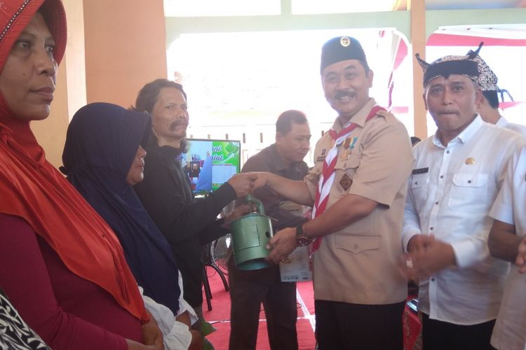 Amirudin mendapatkan bantuan kompresor dari program Kanggo Riko yang diluncurkan pemerintah kabupaten Banyuwangi Rabu (15/8/2018)